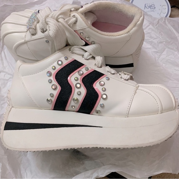 FOREVER DIAMONDZ PLATFORM SNEAKERS

Dollskill x Bratz US7 - Picture 5 of 13